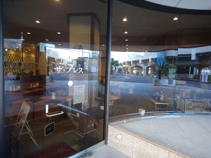 新聞社の1階にあるガラス張りの喫茶店