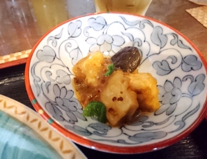小鉢は揚げ出し豆腐の煮物